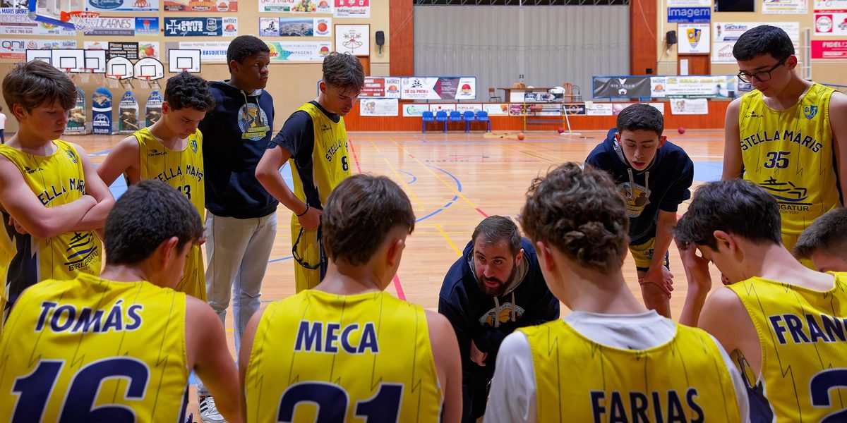 Treinador em timeout com equipa Stella Maris